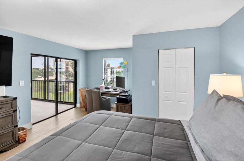 Beautifully updated and COMPLETELY FURNISHED 2-bedroom, 2-bath - photo 33
