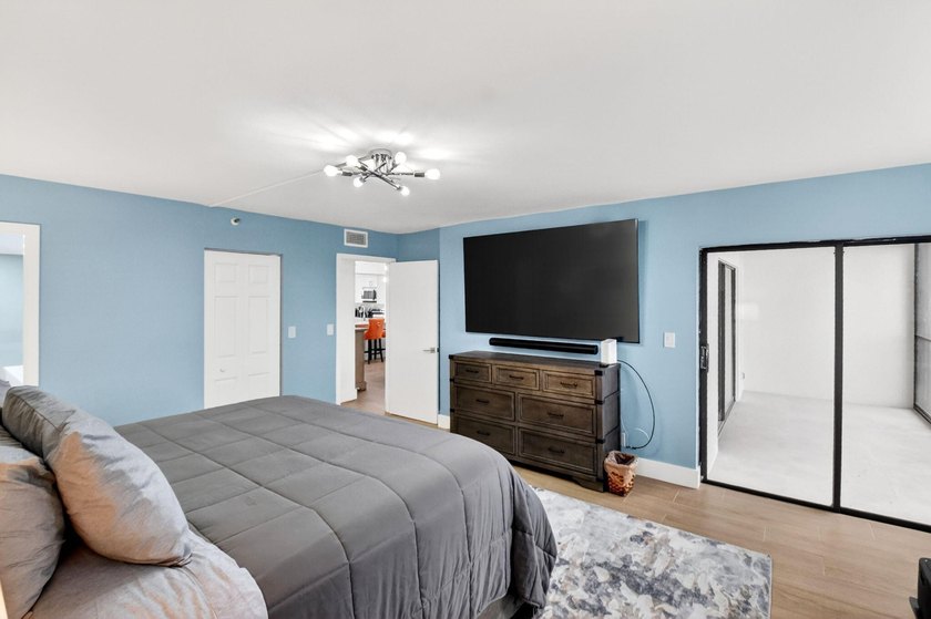 Beautifully updated and COMPLETELY FURNISHED 2-bedroom, 2-bath - photo 34