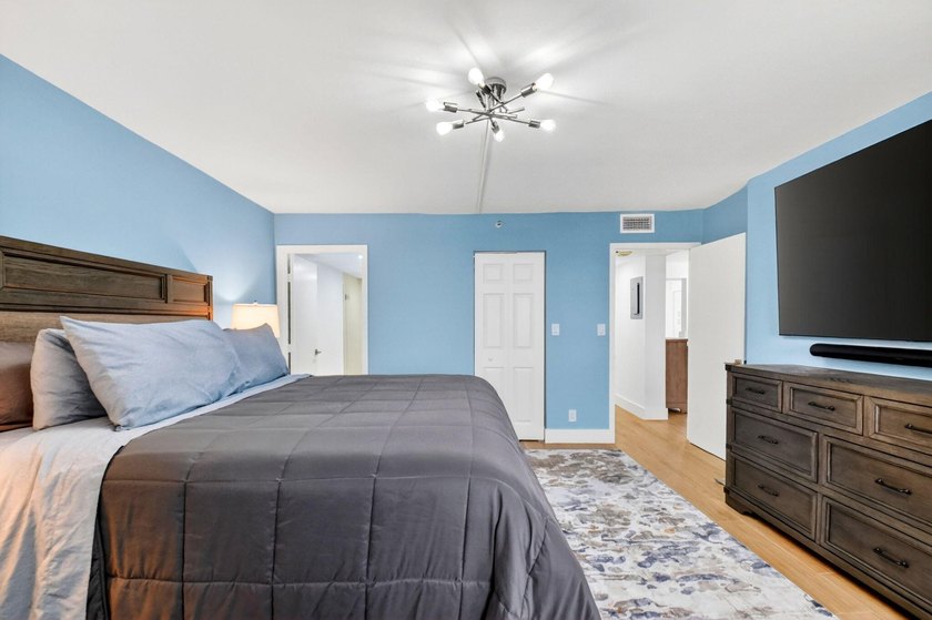 Beautifully updated and COMPLETELY FURNISHED 2-bedroom, 2-bath - photo 35