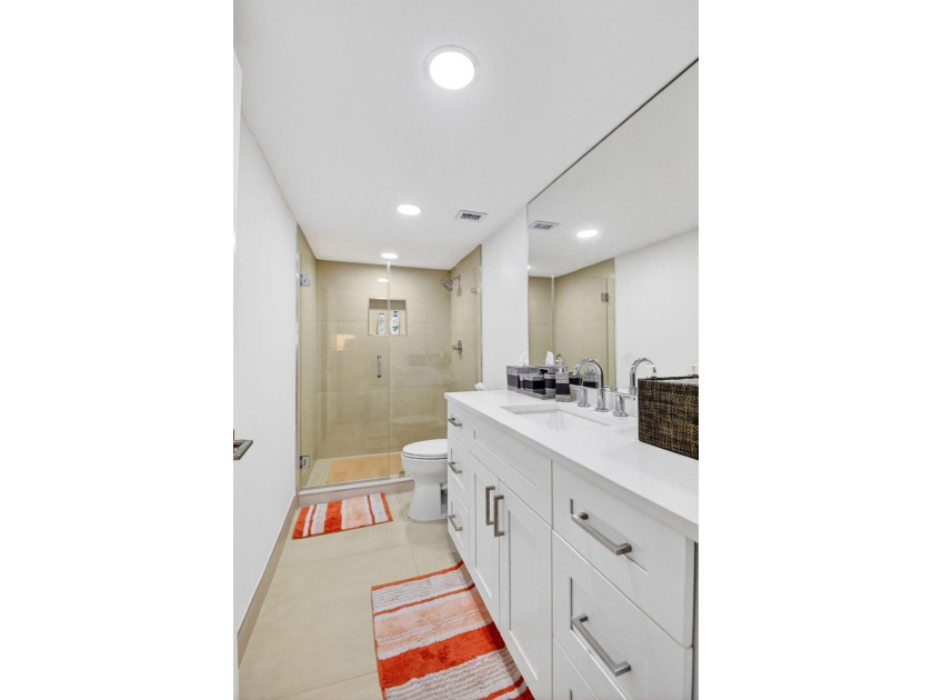 Beautifully updated and COMPLETELY FURNISHED 2-bedroom, 2-bath - photo 37