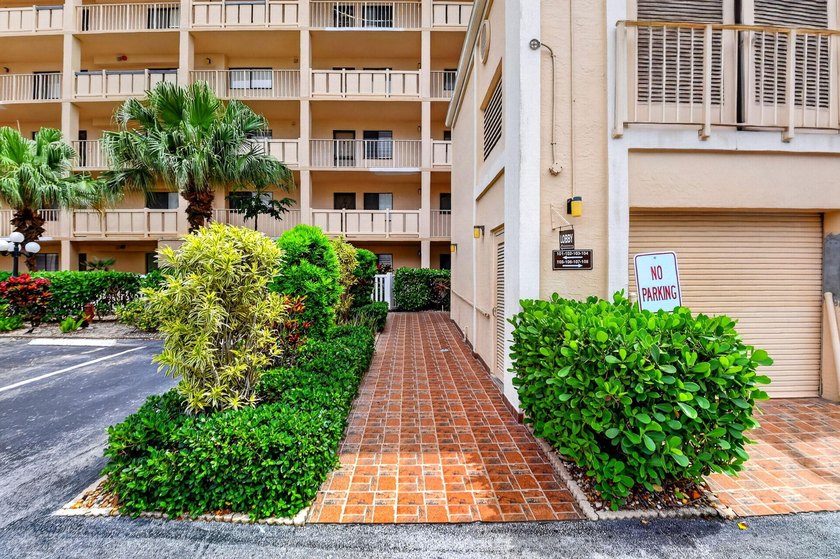 Beautifully updated and COMPLETELY FURNISHED 2-bedroom, 2-bath - photo 39