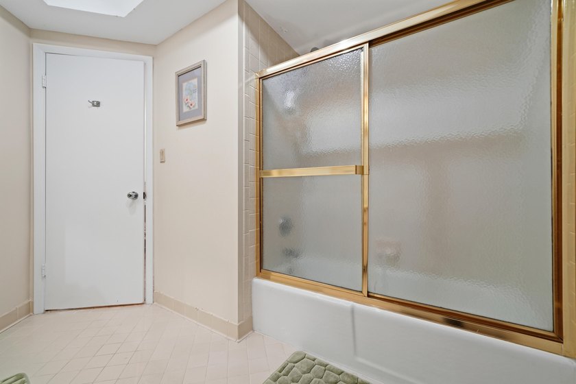 This bright and fresh 2-bedroom Gulf-front unit has been - photo 17