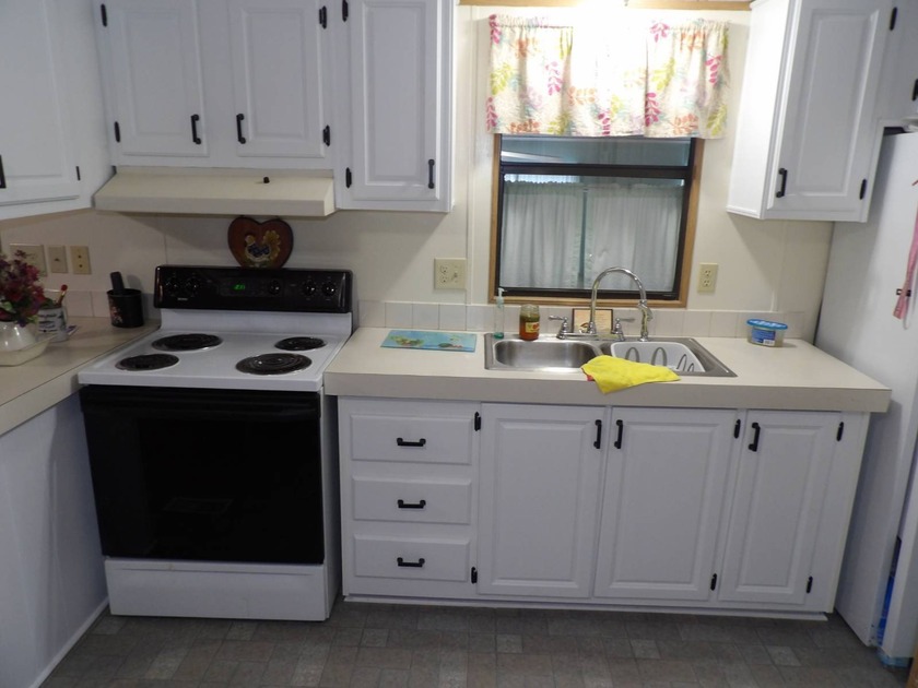 This cozy and partially furnished, 12 X 33 1 BR 1 BA home with - photo 20