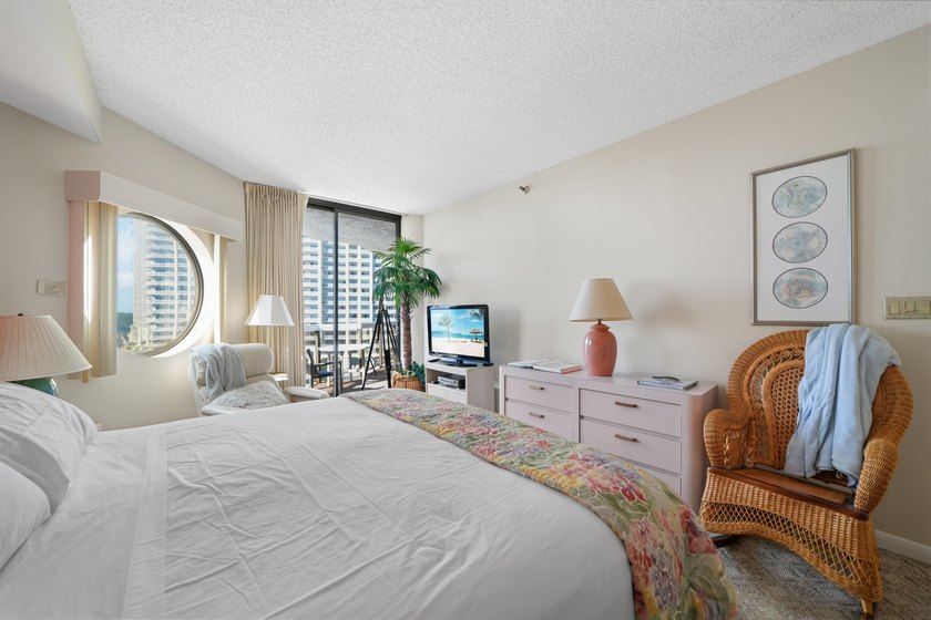 This bright and fresh 2-bedroom Gulf-front unit has been - photo 23