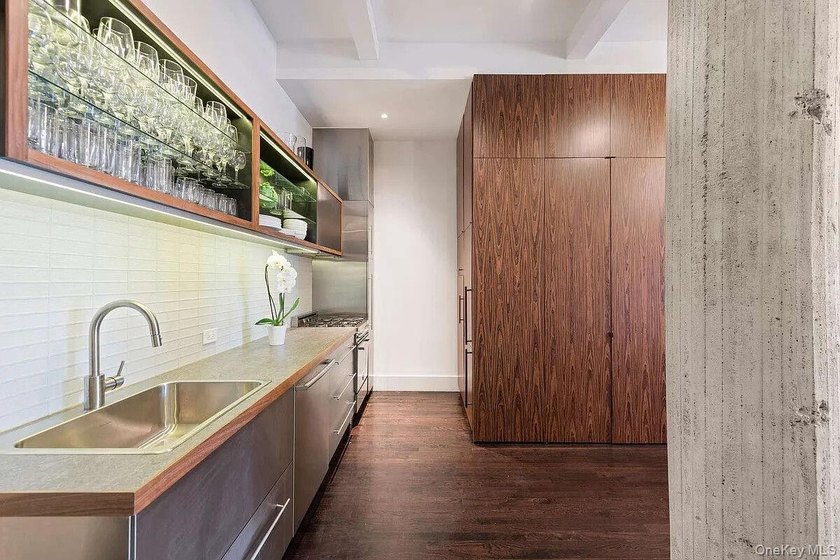 Just Listed! Chic renovated 2 bed Loft with washer dryer on High - photo 5