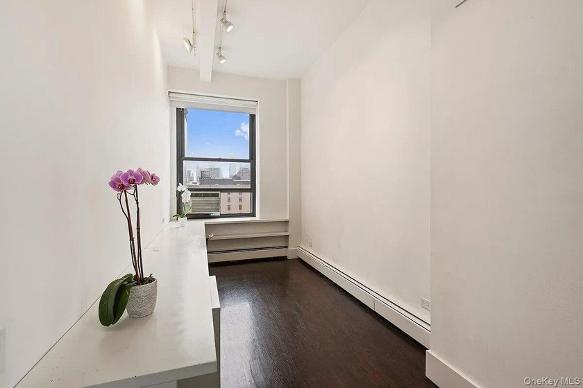 Just Listed! Chic renovated 2 bed Loft with washer dryer on High - photo 8