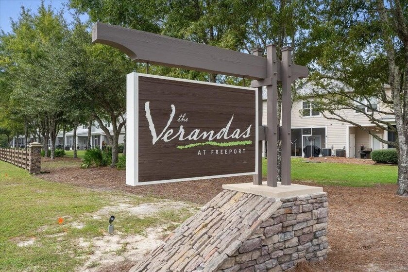 Beautifully maintained, thoughtfully designed townhome in the - photo 2