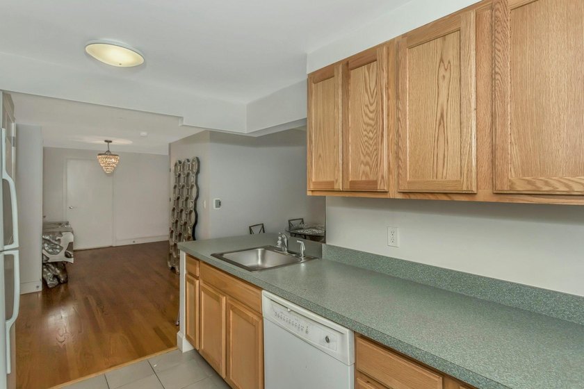 Welcome to your new home in the heart of vibrant Harlem! This - photo 13