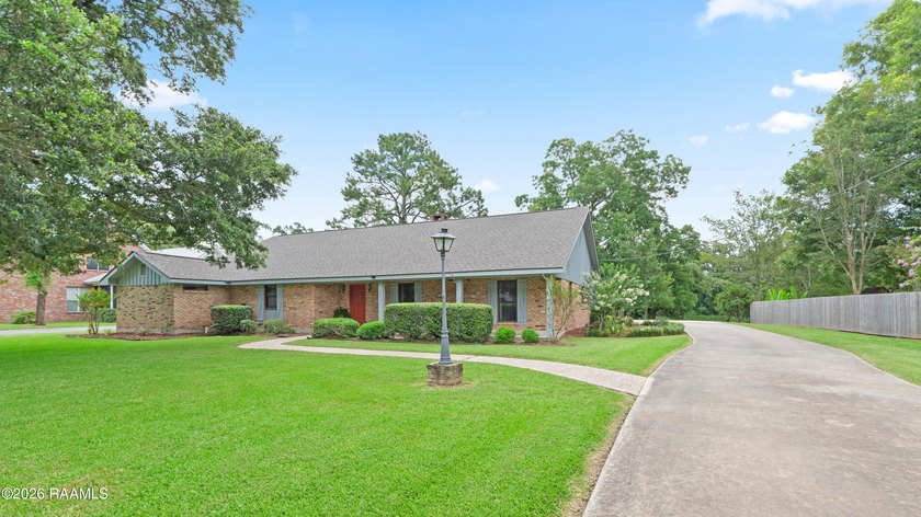Bayou frontage! This classic home presents an opportunity to - photo 2
