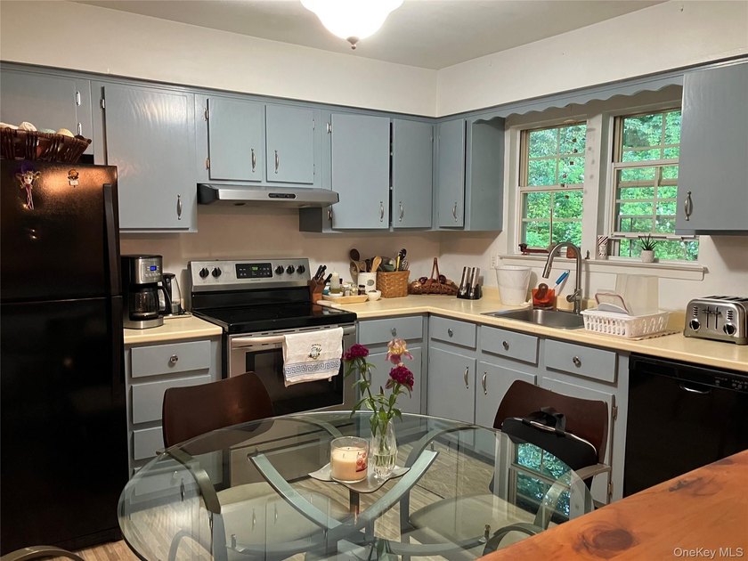 Presenting a premier buying opportunity in Glen Cove. This - photo 5