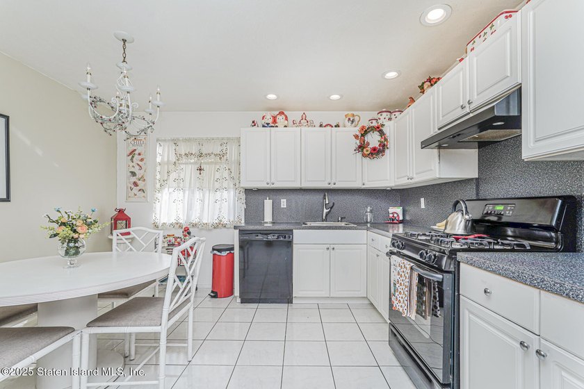 Welcome to 516 Medina Street, a beautiful attached single family - photo 7