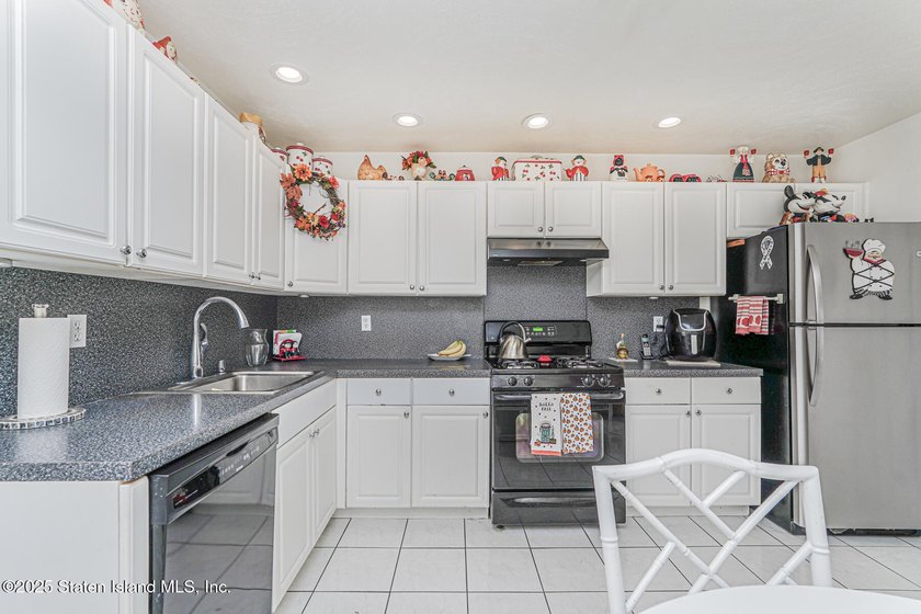 Welcome to 516 Medina Street, a beautiful attached single family - photo 9