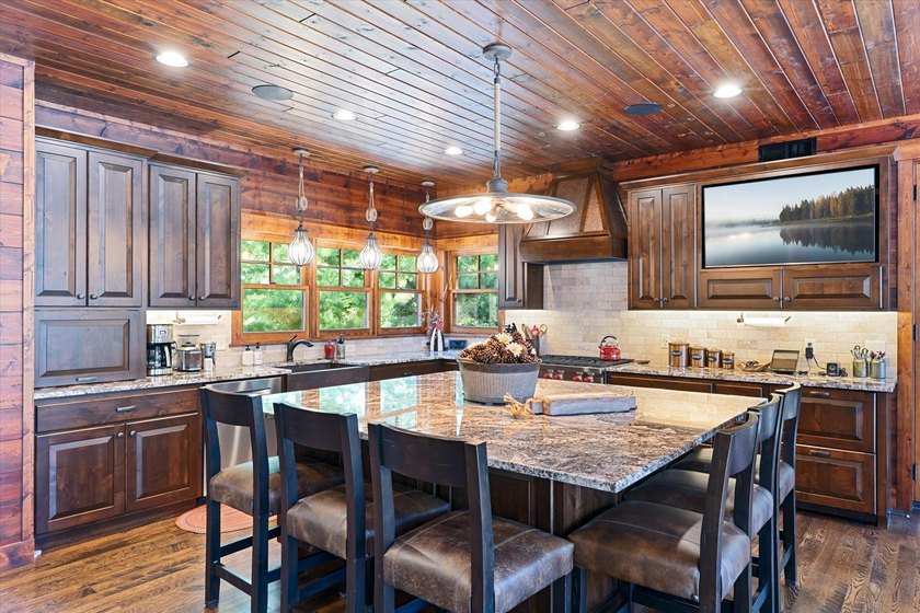 Stunning modern Land's End constructed lodge on the east shore - photo 16