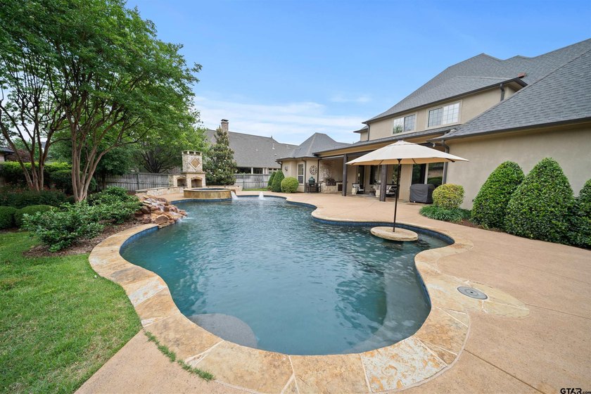 Welcome to 6987 Canal St. in the prestigious Oak Hollow - photo 3