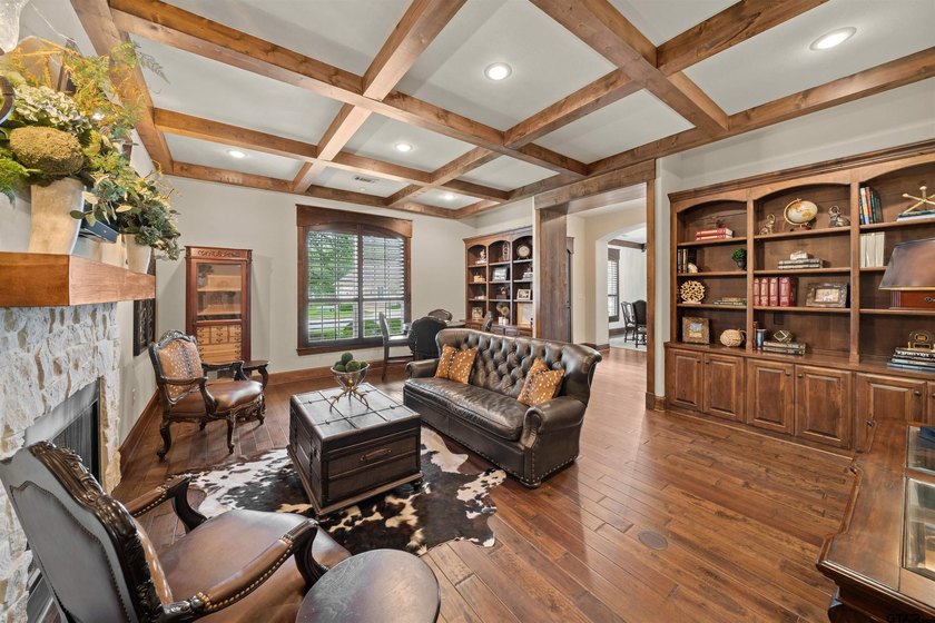 Welcome to 6987 Canal St. in the prestigious Oak Hollow - photo 4