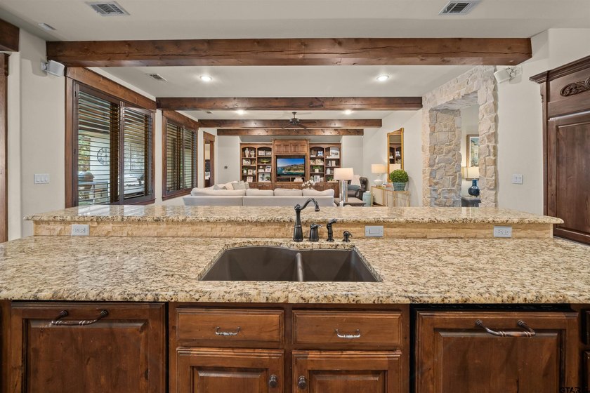 Welcome to 6987 Canal St. in the prestigious Oak Hollow - photo 10
