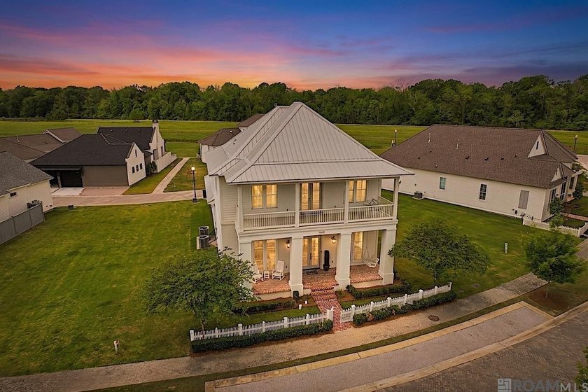 Stunning with a true stately presence, this beautifully designed - photo 2