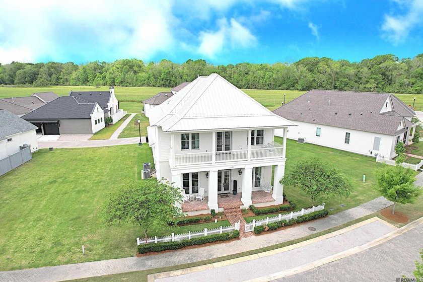 Stunning with a true stately presence, this beautifully designed - photo 3
