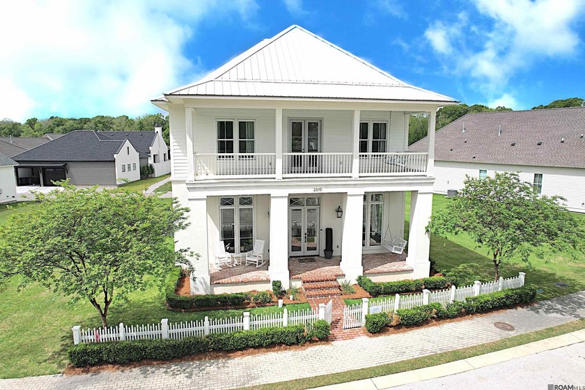 Stunning with a true stately presence, this beautifully designed - photo 6