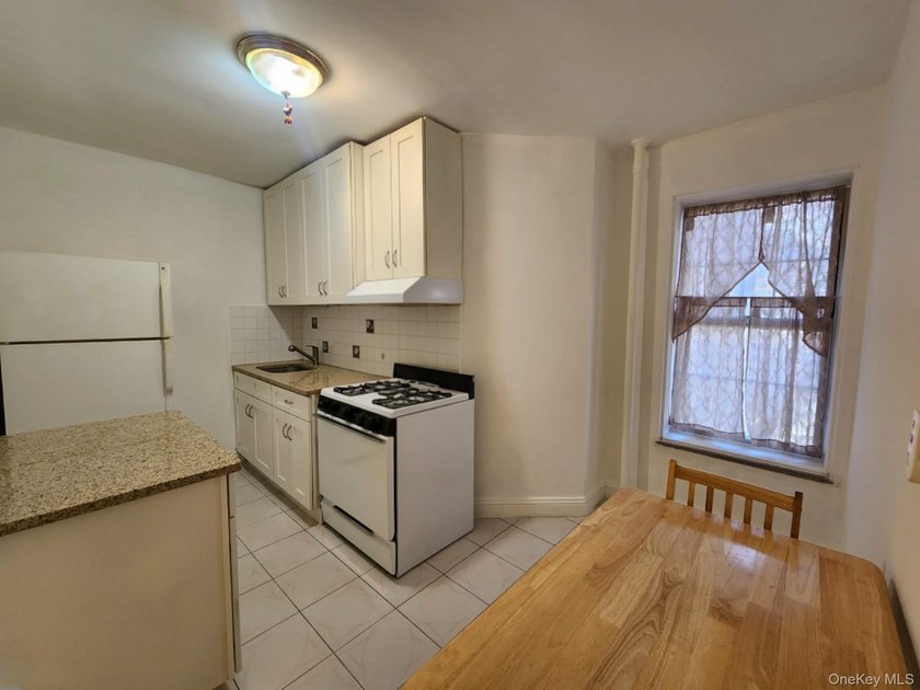 Bright, Large Studio with Renovated Kitchen and Bath and New - photo 8