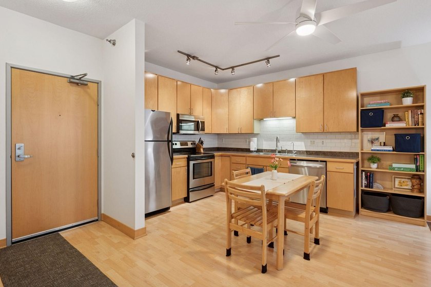 Welcome to University Flats in Prospect Park! Walk, bike, or - photo 6