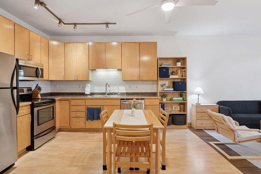 Welcome to University Flats in Prospect Park! Walk, bike, or - photo 7
