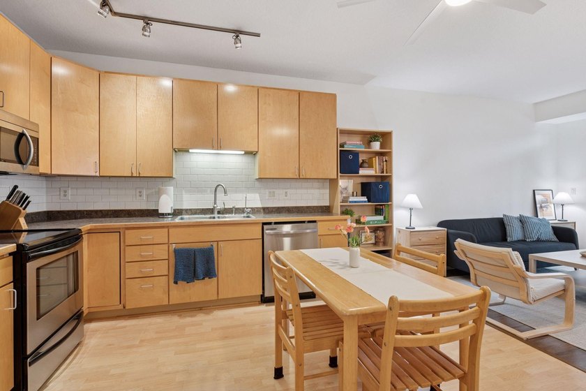 Welcome to University Flats in Prospect Park! Walk, bike, or - photo 8