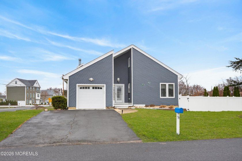 WELCOME TO THIS STUNNING CONTENPORARY HOME LOCATED IN THE HIGHLY - photo 4
