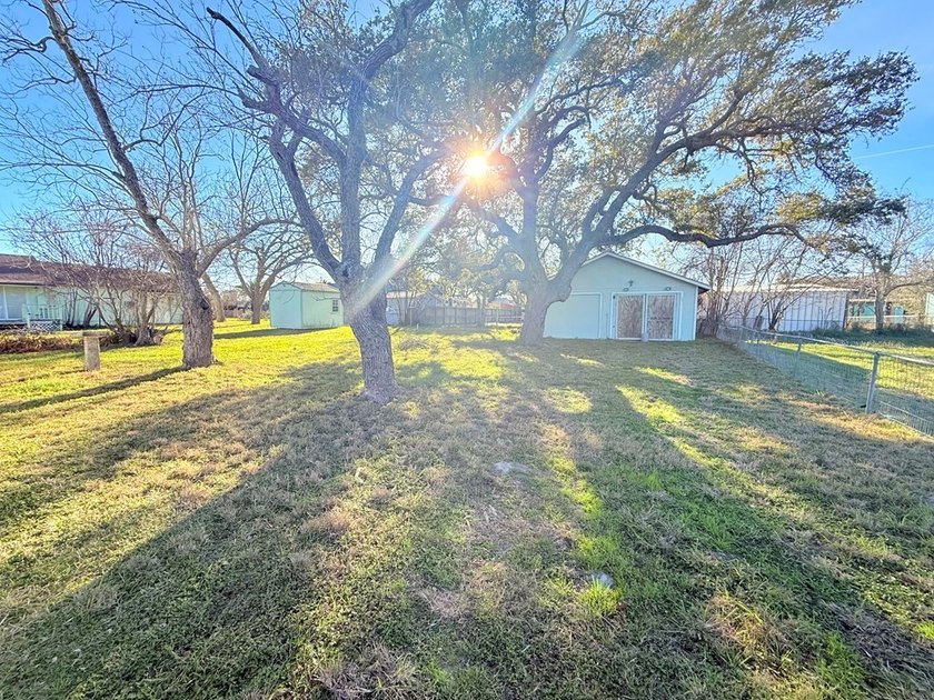 Investment opportunity in the heart of Rockport! This 2-bedroom - photo 12