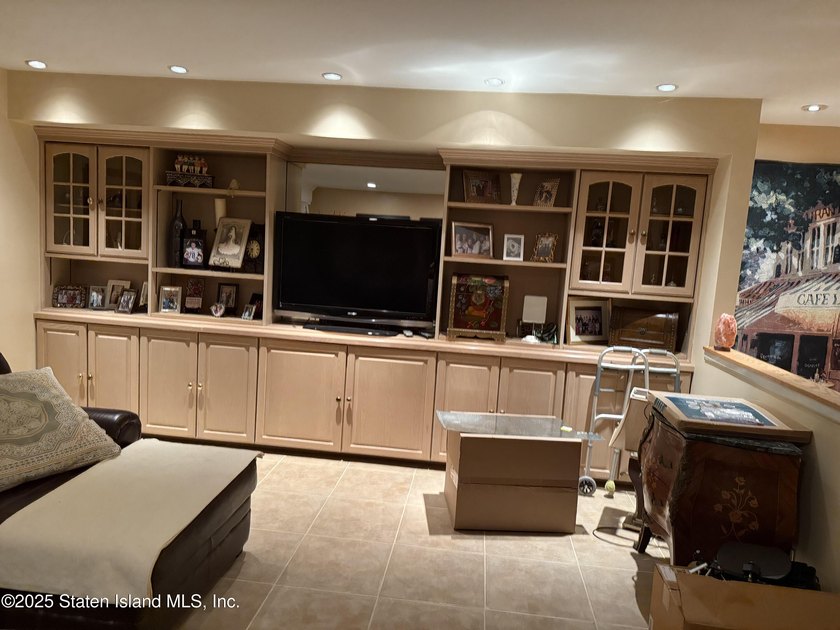 Welcome to this spacious 3-bedroom home offering multiple levels - photo 6