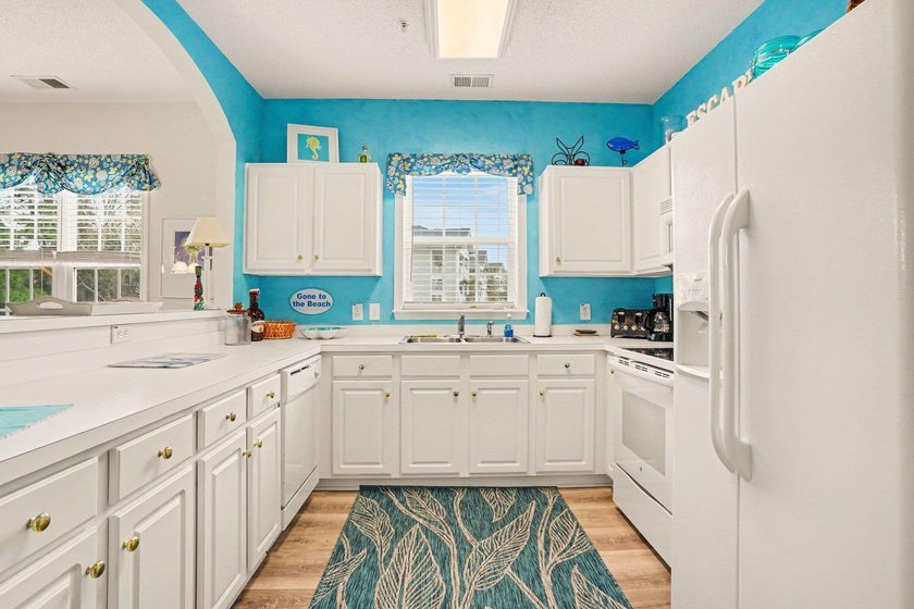 Welcome to this bright and beachy 2-bedroom, 2-bath end-unit - photo 5