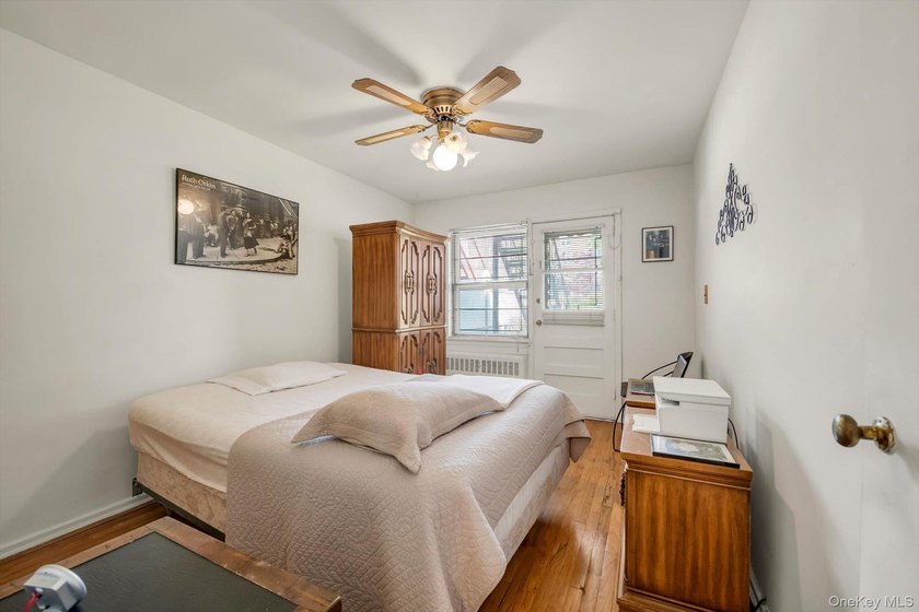 Excellent opportunity in prime Bayside! Brick attached - photo 5