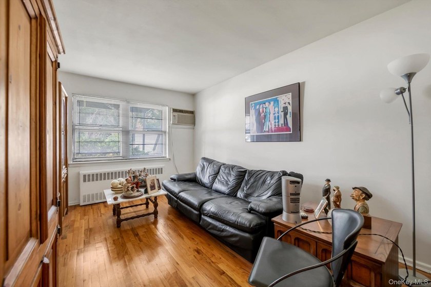 Excellent opportunity in prime Bayside! Brick attached - photo 6