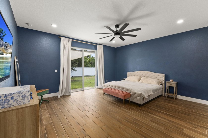 Welcome to this beautifully maintained 3-bedroom, 2-bathroom - photo 17