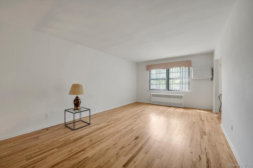 Excellent opportunity in prime Bayside! Brick attached - photo 8