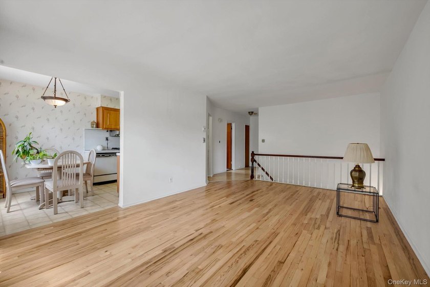 Excellent opportunity in prime Bayside! Brick attached - photo 9