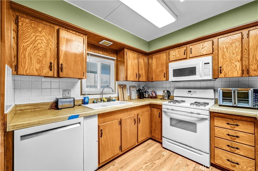 * *MOVE IN READY CORNER LOT WITH TIKI ROOM AND LARGE YARD.* - photo 25