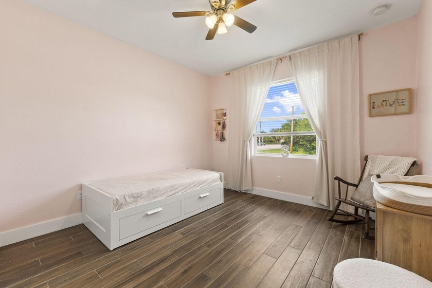 Welcome to this beautifully maintained 3-bedroom, 2-bathroom - photo 25