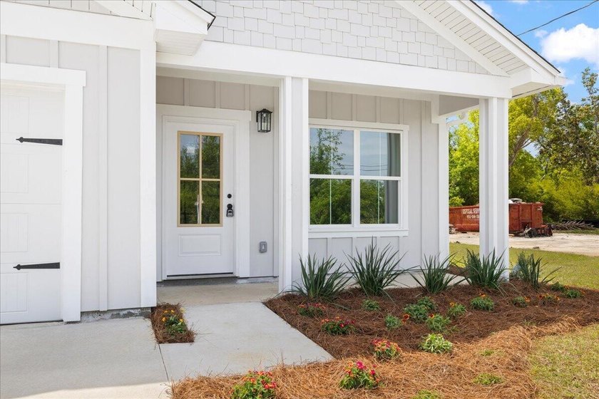 Welcome home to this beautiful new construction, never lived in - photo 3