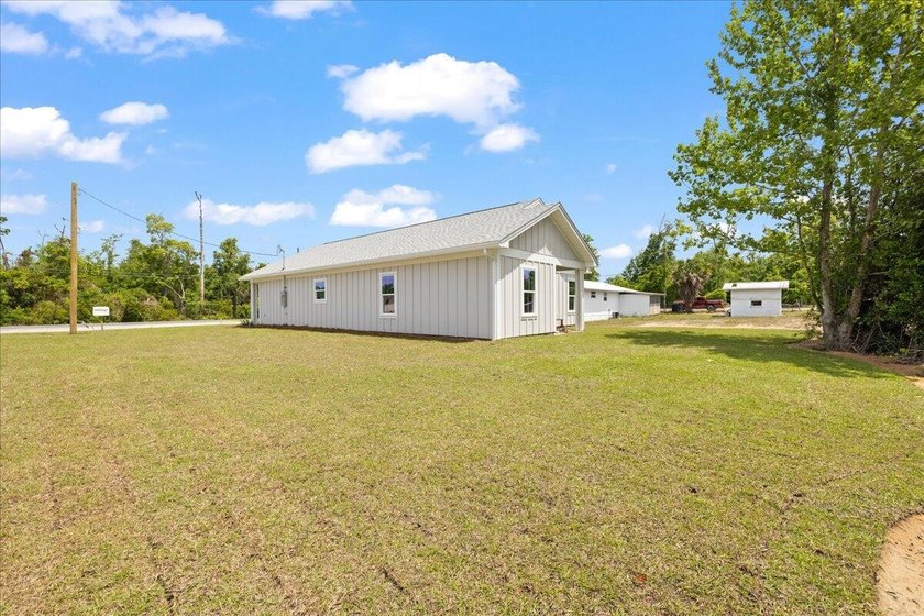 Welcome home to this beautiful new construction, never lived in - photo 5