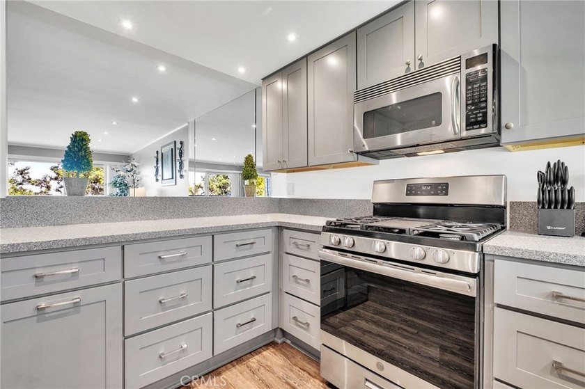 Welcome to this beautifully fully furnished, move-in-ready - photo 3