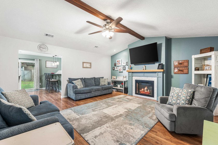 Beautifully renovated home tucked away on a quiet cul-de-sac in - photo 5