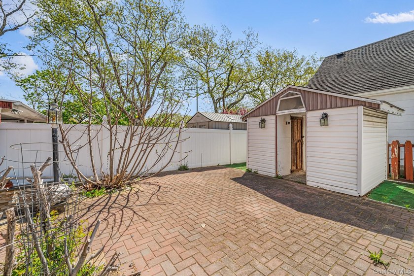 Welcome to this perfectly located home in the heart of Bayside - photo 30