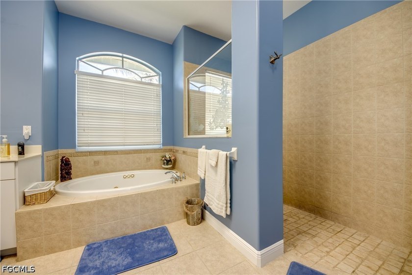 Meticulously maintained 4 bedroom, 4 full bath Gulf access pool - photo 22