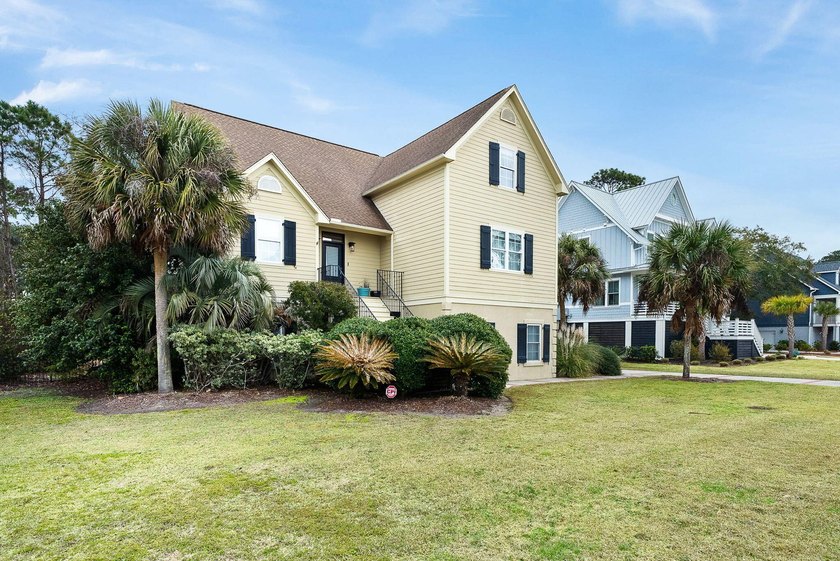 Beautiful home in Kiawah River Estates featuring a stunning - photo 2