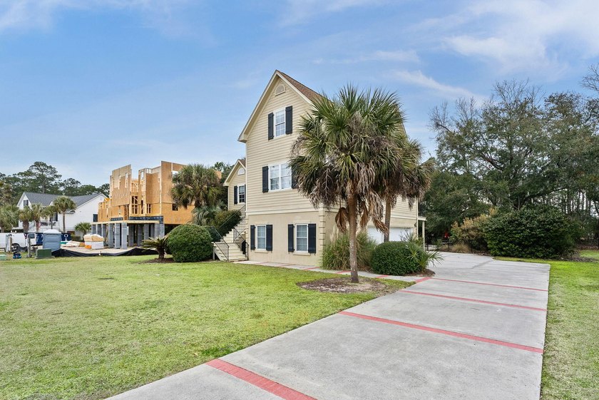 Beautiful home in Kiawah River Estates featuring a stunning - photo 3