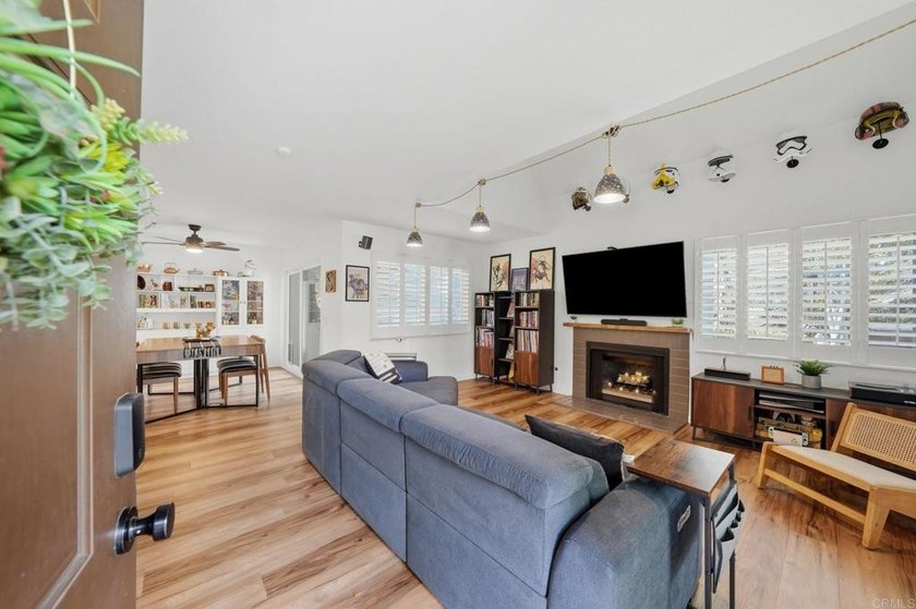 Welcome to this beautifully maintained (FHA and VA Approved) - photo 4