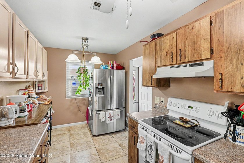 Welcome to Meadows South! This end-unit 2-bedroom, 2-bath - photo 11