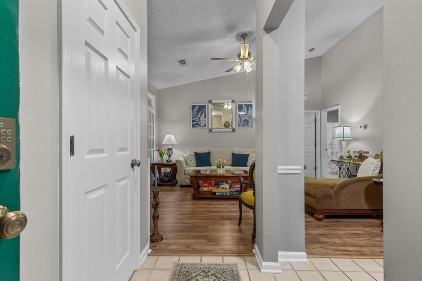 Welcome to this gorgeous 2-bedroom, 1-bathroom condo in the - photo 2