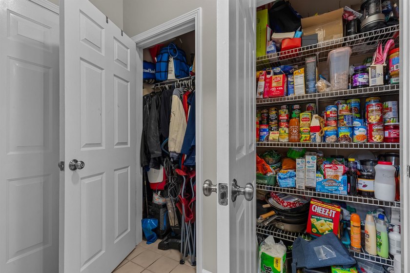Welcome to this gorgeous 2-bedroom, 1-bathroom condo in the - photo 4